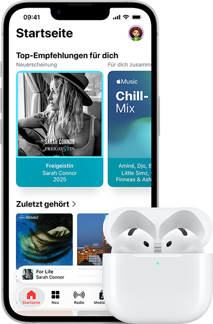 iPhone 17e, Vorderseite, Apple Music App mit geöffnetem Homescreen, neben AirPods Pro 3 im geöffneten MagSafe Ladecase