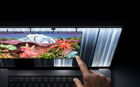 MacBook Pro mit PROLED XDR Display, Farbe Space Schwarz, eine Person ändert mit ihrem Finger die Größe eines Fensters auf dem Display