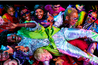 Buntes Display auf einem MacBook Pro mit einer Person, die bei einer Party durch die Menge getragen wird, verdeutlicht die Brillanz des Liquid Retina XDR Displays